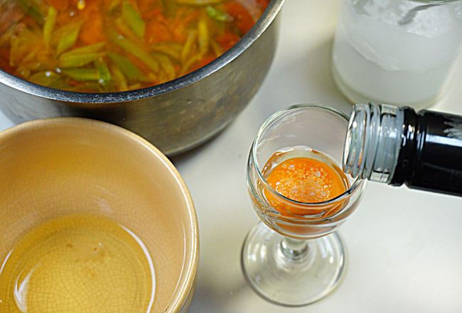 Суп из огурцов и помидоров на приготовленном впрок бульоне