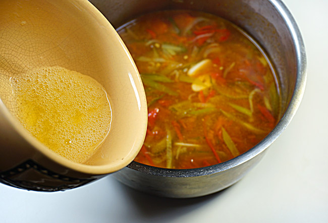 Суп из огурцов и помидоров на приготовленном впрок бульоне